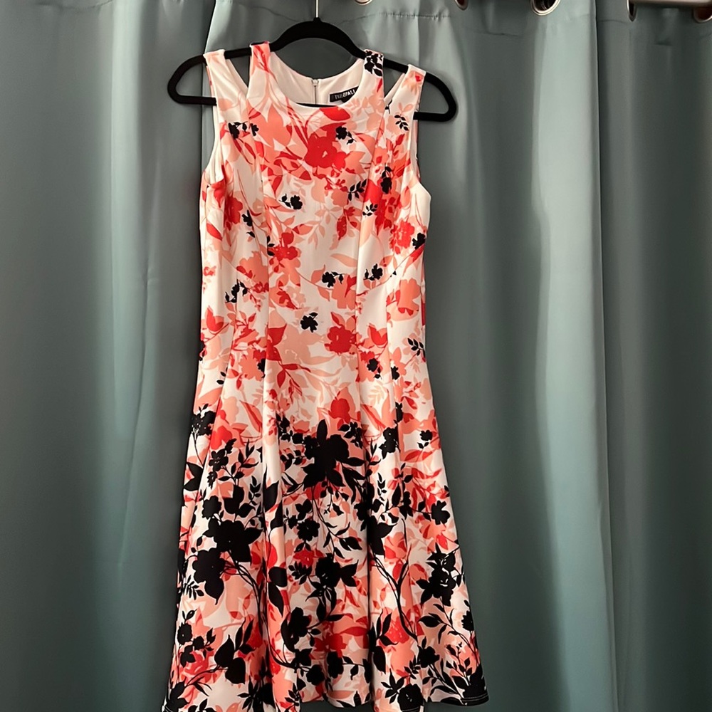 Coral, White, and Black floral Slv/less dress. Fit & Flare. Roz &Ali Sz 8